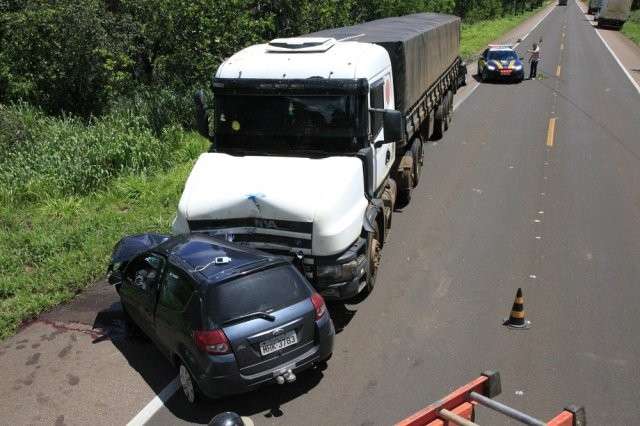 Ford Ka perde controle, bate em carreta e mata casal na BR-163