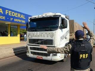 PRF faz fiscalização na saída para São Paulo. (Foto: Minamar Júnior)
