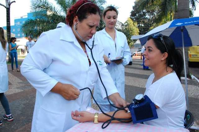 A&ccedil;&atilde;o social conta com volunt&aacute;rios para limpar pra&ccedil;a da igreja Santo Ant&ocirc;nio 