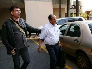 Zé Texeira (de roupa clara) ontem, quando deixava hotel onde foi preso. (Foto: André de Abreu/Top Mídia News)