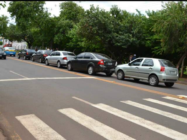  Adolescente de 15 anos causa engavetamento ao dirigir carro na Joaquim Murtinho