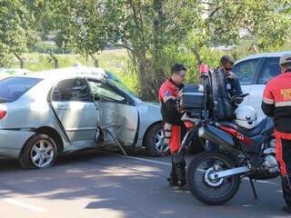 Socorristas trabalham no atendimento do motorista do Corolla ferido após acidente desta manhã (Foto: Marcos Ermínio)