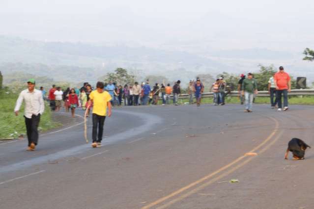 &Iacute;ndios bloqueiam MS-384 em protesto contra reintegra&ccedil;&atilde;o de posse