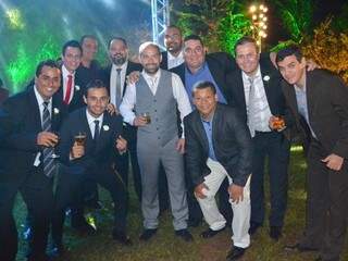 José Roberto Scarpin no centro da foto se casou e convidou os amigos do grupo que estão a sua volta para serem os padrinhos (Foto: Arquivo pessoal)