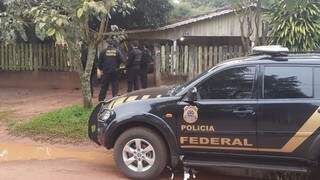 Policiais federais cumprem mandado no distrito de Sanga Puitã (Foto: Ponta Porã Informa)