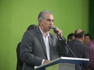 Governador do Estado, Reinaldo Azambuja (PSDB), durante discurso. (Foto: Fernando Antunes/Arquivo).