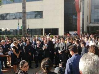 Quase 50 juízes e procuradores se reuniram em frente ao Fórum de Campo Grande. (Foto: Adriano Fernandes)