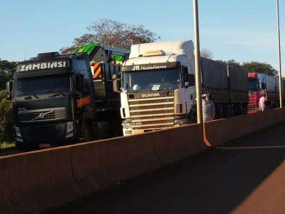 Sem acordo, professores mant&ecirc;m fechada a MS-156 pelo terceiro dia