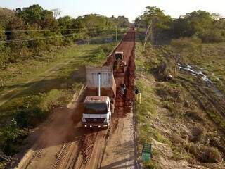 Aterro e cascalhamento na rodovia MS-228 (Foto: Edemir Rodrigues - Governo MS)