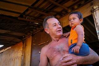 Francisco com o filho de nove meses no colo.  “É difícil, mas tem que lutar para melhorar a situação”  (Foto: Marcos Ermínio)