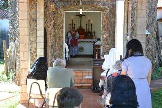 Missa é celebrada em pequena capela de pedras, alguns fiéis ficam na varanda. (Foto: Minamar Junior)