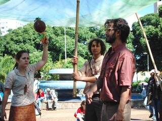 “Tekohá – Ritual de Vida e Morte do Deus Pequeno” é um espetáculo apresentado nas ruas.