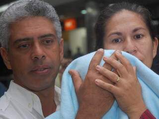 Bruninho: Mãe e padrasto de Elisa Samúdio com o neto nos braços na chegada a MS. Foto: Adriano Hany.
