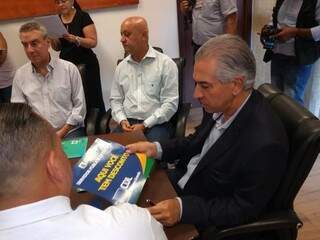 Governador do Estado, Reinaldo Azambuja, (à direita), ao lado, Carlos Alberto Assis, secretário de Administração, e o deputado Paulo Corrêa, durante agenda na Governadoria. (Foto: Leonardo Rocha).