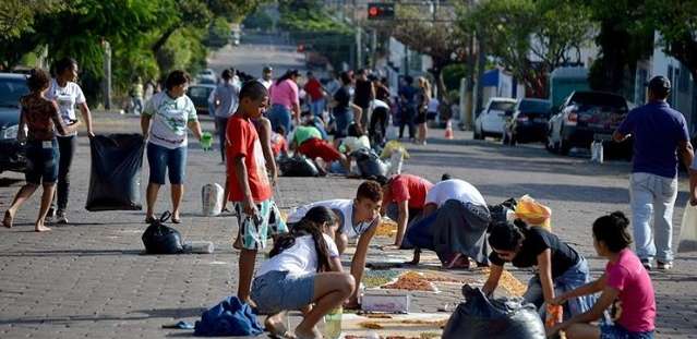 Prepara&ccedil;&atilde;o para prociss&atilde;o de Corpus Christi mobiliza fi&eacute;is de Corumb&aacute;