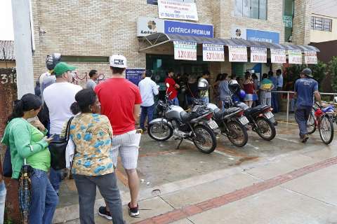 Contribuintes lotam lotéricas no último dia de pagamento do IPTU com desconto