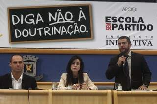 Eduardo Bolsonaro, ao lado da deputada Mara Caseiro, que pretende levar projeto para Assembleia  (Foto: Marcos Ermínio)