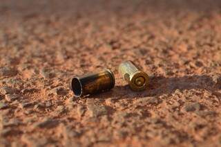 Cápsulas deflagradas de pistola calibre 7.65, usada no assassinato de motorista de van (Foto: Sidney Bronka/94 FM)