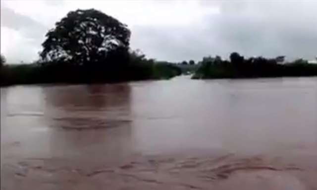 Ap&oacute;s temporal, esgoto vai parar em rodovia e pontes s&atilde;o levadas pela &aacute;gua 