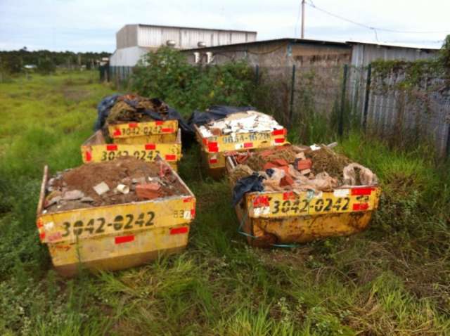 Sem locais para despejo, ca&ccedil;ambas acumulam entulho e lixo nas ruas