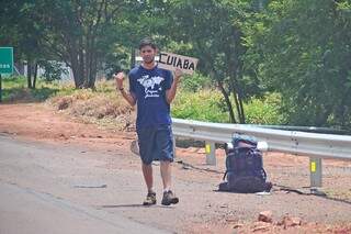 Mochileiro pede carona com placa indicando destino (Foto: Marcos Ermínio)