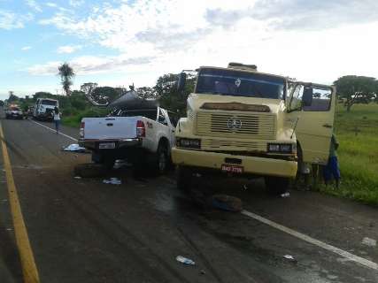 Acidente entre Hilux e caminhão mata mulher e deixa três feridos 
