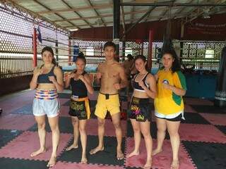 Lídia disse que volta feliz com a chance que teve de treinar no país do muay thai (Foto: Arquivo pessoal)