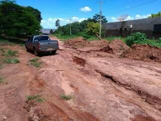Veículo com dificuldade de passar por uma das avenidas principais da cidade (Foto: Divulgação/Defesa Civil) 