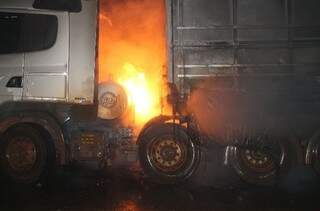 Na quinta-feira (26) uma carreta pegou fogo, na esquina das ruas Dezessete com a dez, no Centro (Foto: Chapadense News)