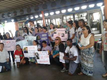 Grupo protesta contra mortes e assédio contra mulheres no transporte coletivo