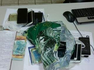 Mais de 100 celulares e R$ 3,7 mil foram recuperados (Foto: Diário de Goiás/Bill Terra)