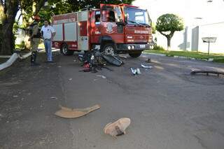 Pertences das vítimas e destroços ficaram espalhados após colisão com caminhonete (Foto: Viviane Oliveira)