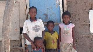 Um dos exemplos tristes, mas reais da realidade africana. Crianças que cuidam dos irmãos depois de perderem os pais e que andam até 10 km para chegar à escola.