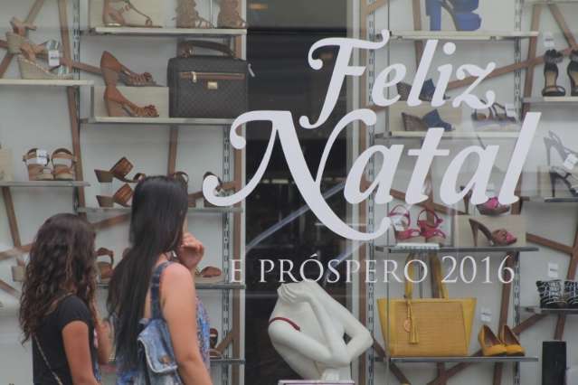 Lojas do Centro atendem at&eacute; &agrave;s 22h e shoppings fecham &agrave;s 23h hoje