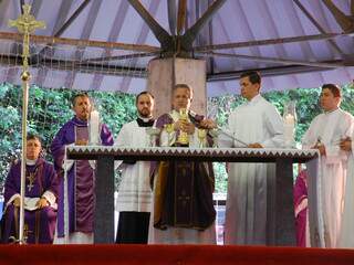 No centro, arcebispo de Campo Grande durante celebração (Foto: Elverson Cardozo)