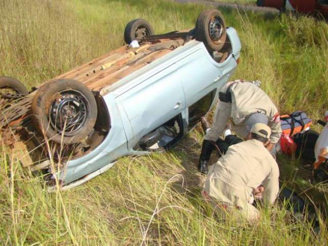  Carro capota e deixa condutor ferido na Rodovia MS-156