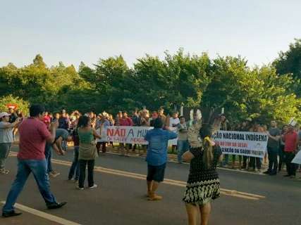 Índios bloqueiam a BR-262 contra municipalização da saúde indígena 