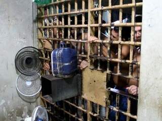 Ontem, presos tentaram derrubar as celas para fugir (Foto: Divulgação)