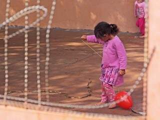 Criança brincando no Ceinf Santa Edwirges, na manhã desta sexta (Foto: Marcos Ermínio)