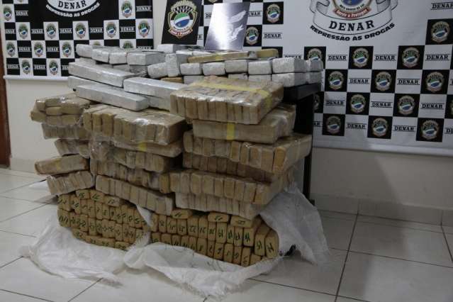 Homem &eacute; preso com 276 quilos de maconha que guardava em casa 