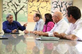 André e prefeitos do interior firmaram o convênio na governadoria (Foto: Marcos Erminio)