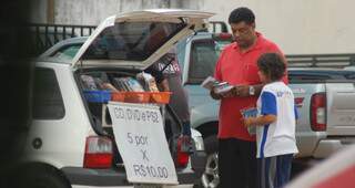 Carro estacionado na Ceará vende pirataria para criança. (Foto: Simão Nogueira)