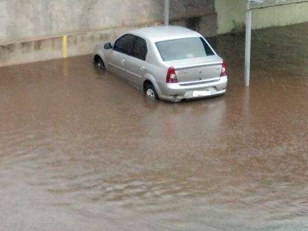 Condom&iacute;nio alaga ap&oacute;s chuva e moradores reclamam de transtornos