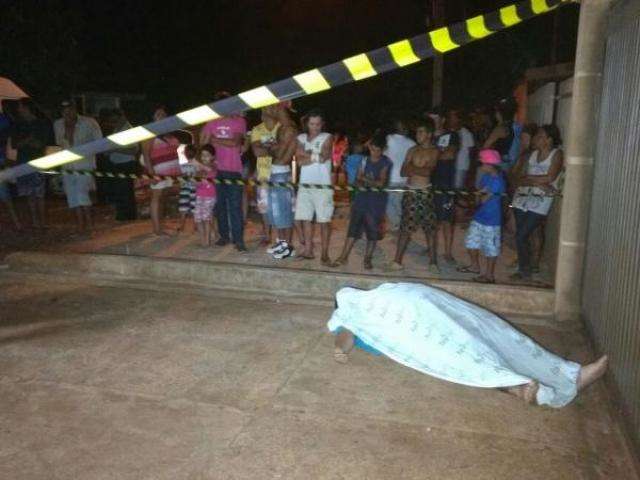 Homem &eacute; morto em frente de casa ap&oacute;s ser atingido por quatro tiros