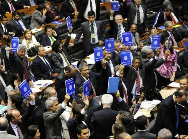 C&acirc;mara conclui vota&ccedil;&atilde;o e projeto da terceiriza&ccedil;&atilde;o vai ao Senado