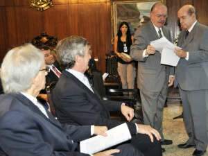 Comiss&atilde;o da reforma pol&iacute;tica do Senado entrega a Sarney relat&oacute;rio final dos trabalhos