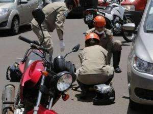 Carro reduz velocidade em buraco e gestante fica ferida em acidente