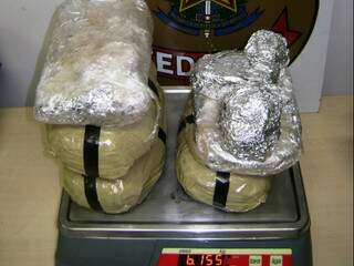 Pesagem da polícia mostrou que droga tinha exatamente 6,155 kg (Foto: Divulgação/PF)