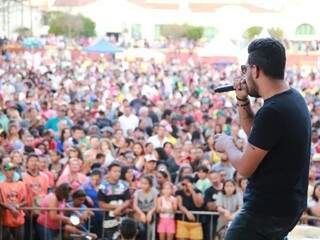 Festa do trabalhador leva 10 mil at&eacute; a Pra&ccedil;a do R&aacute;dio para shows e sorteios