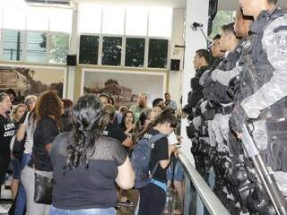 Professores protestaram na Câmara, mas não conseguiram evitar aprovação de projeto (Foto: Helio de Freitas)
